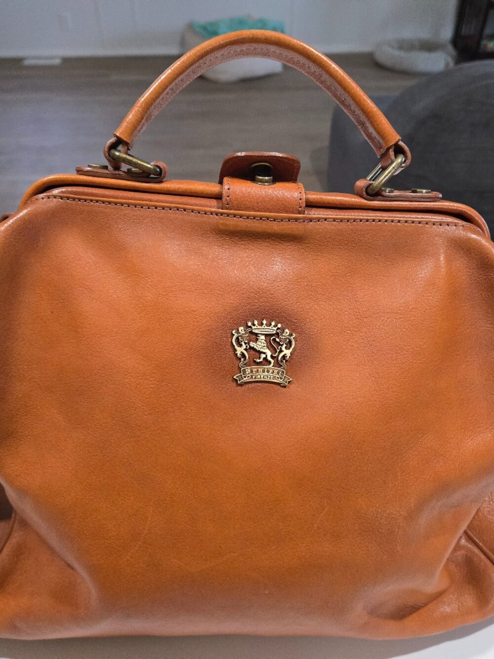 Dr style leather bag